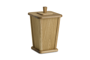 En urna med lock och handtag i en fyrkantig, avsmalnande design.